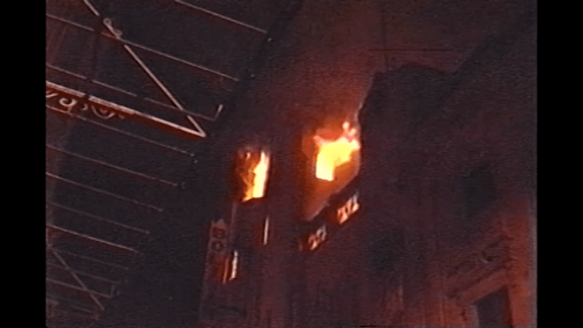 Llamas en una ventana del teatro durante el incendio de 1999