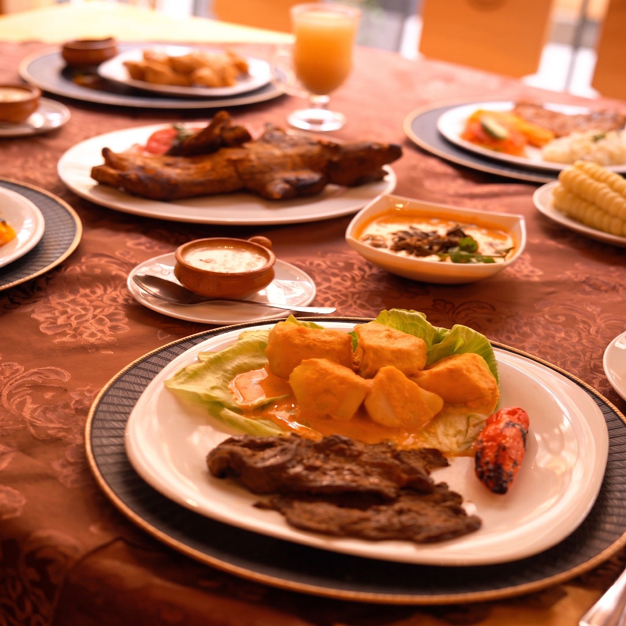 Platos de comida servidos en una mesa de Sweeties