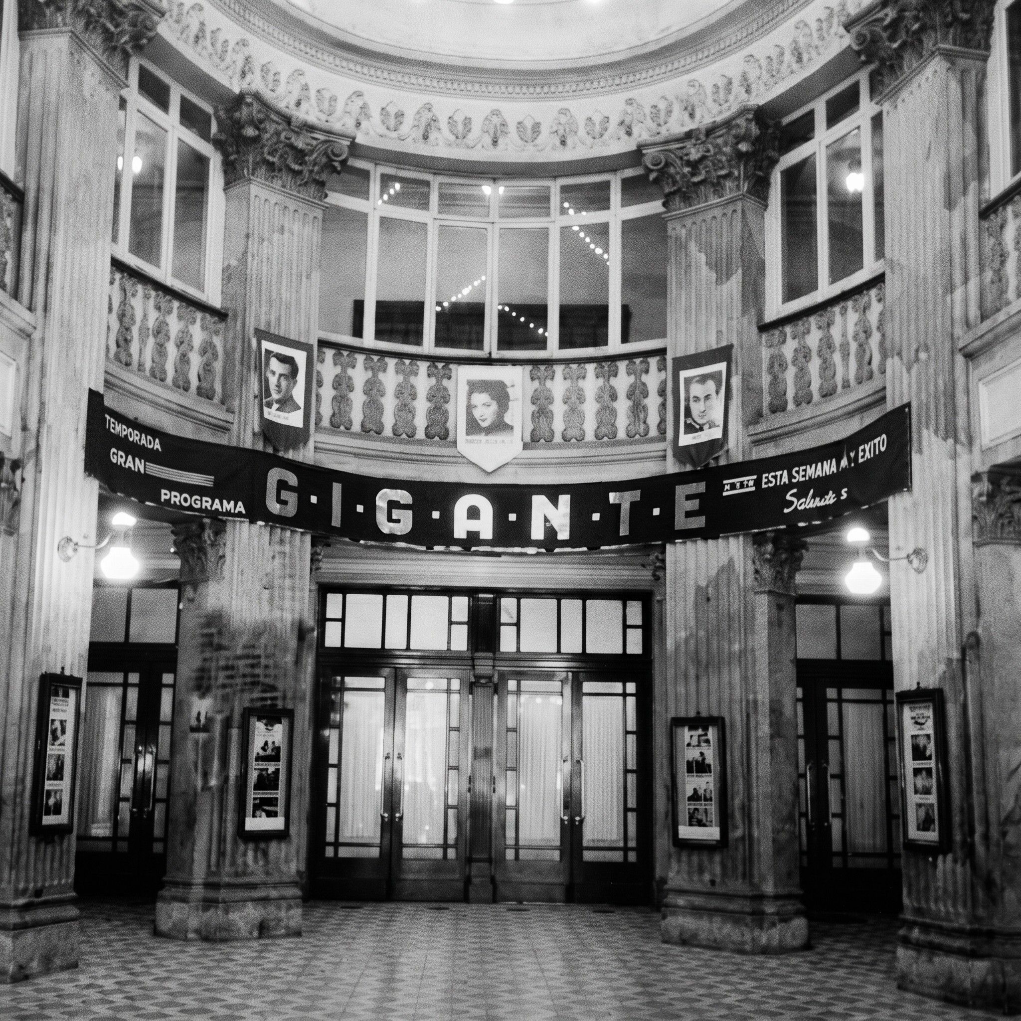 Fotografía antigua del ingreso con el cartel de la película «Gigante»