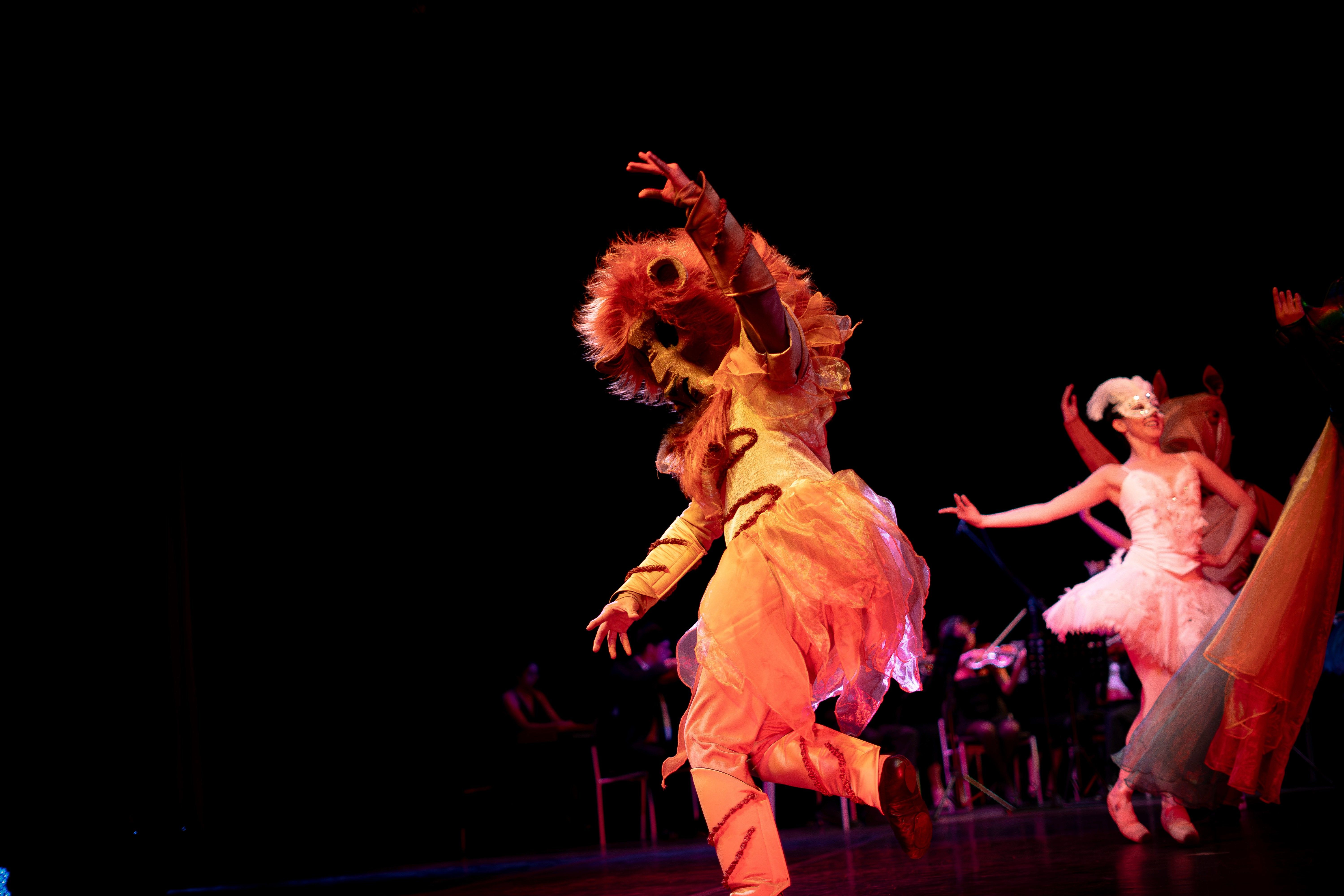 Bailarines con vestuario dorado en escena
