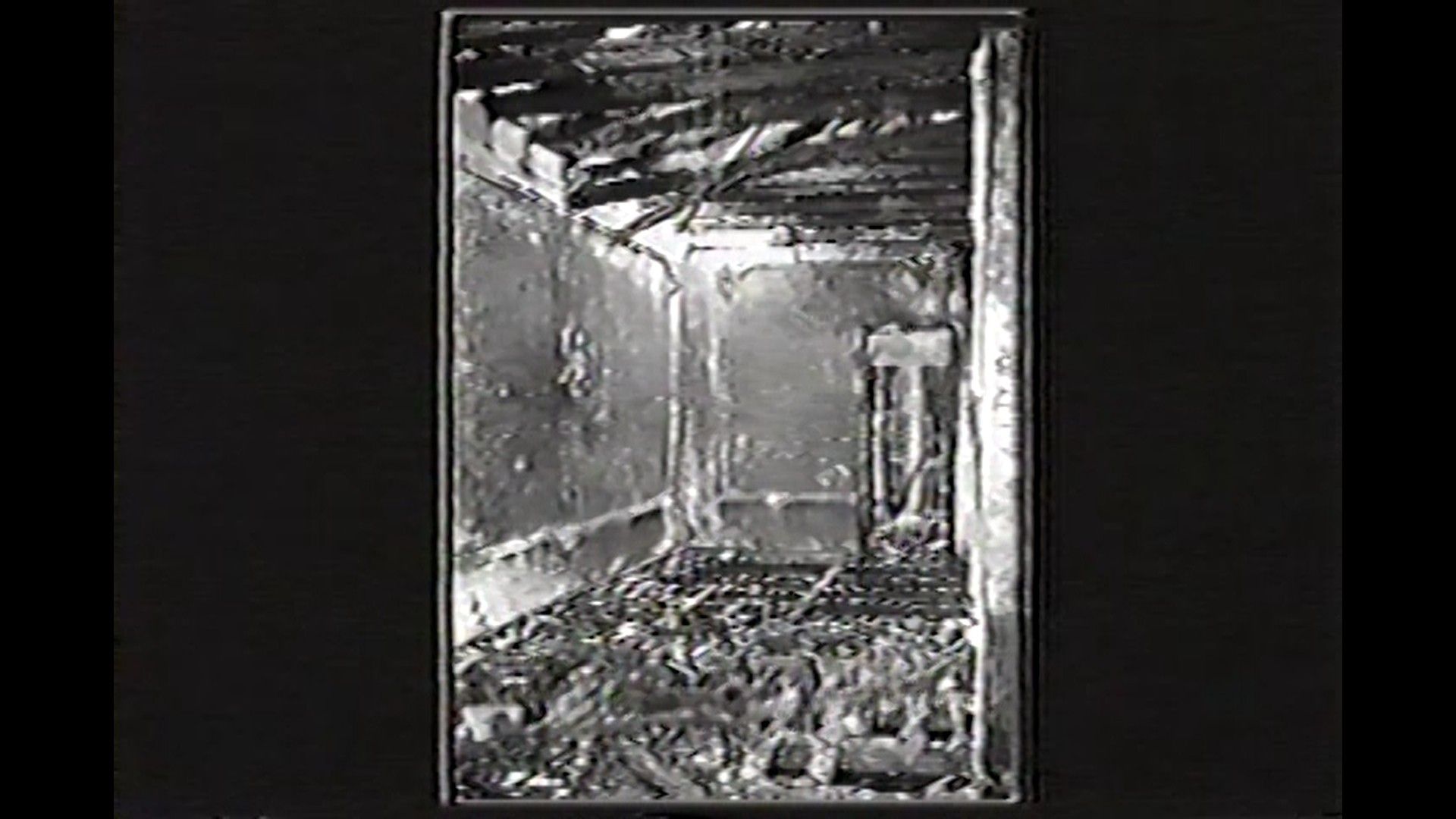 Sala destruida por el fuego, en blanco y negro