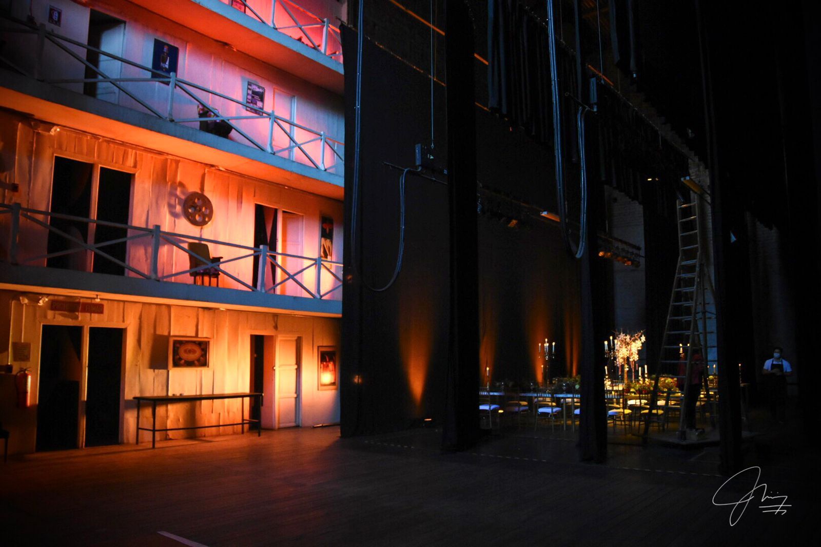 Balcones del escenario iluminados durante un evento