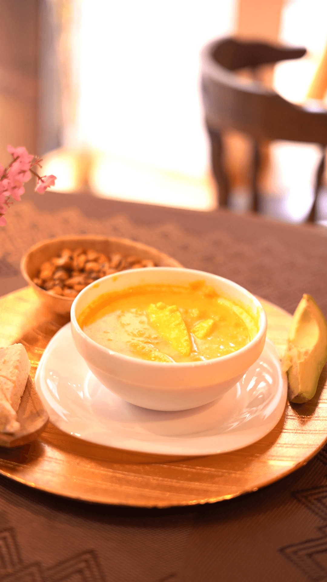 Sopa servida en una mesa de la cafetería