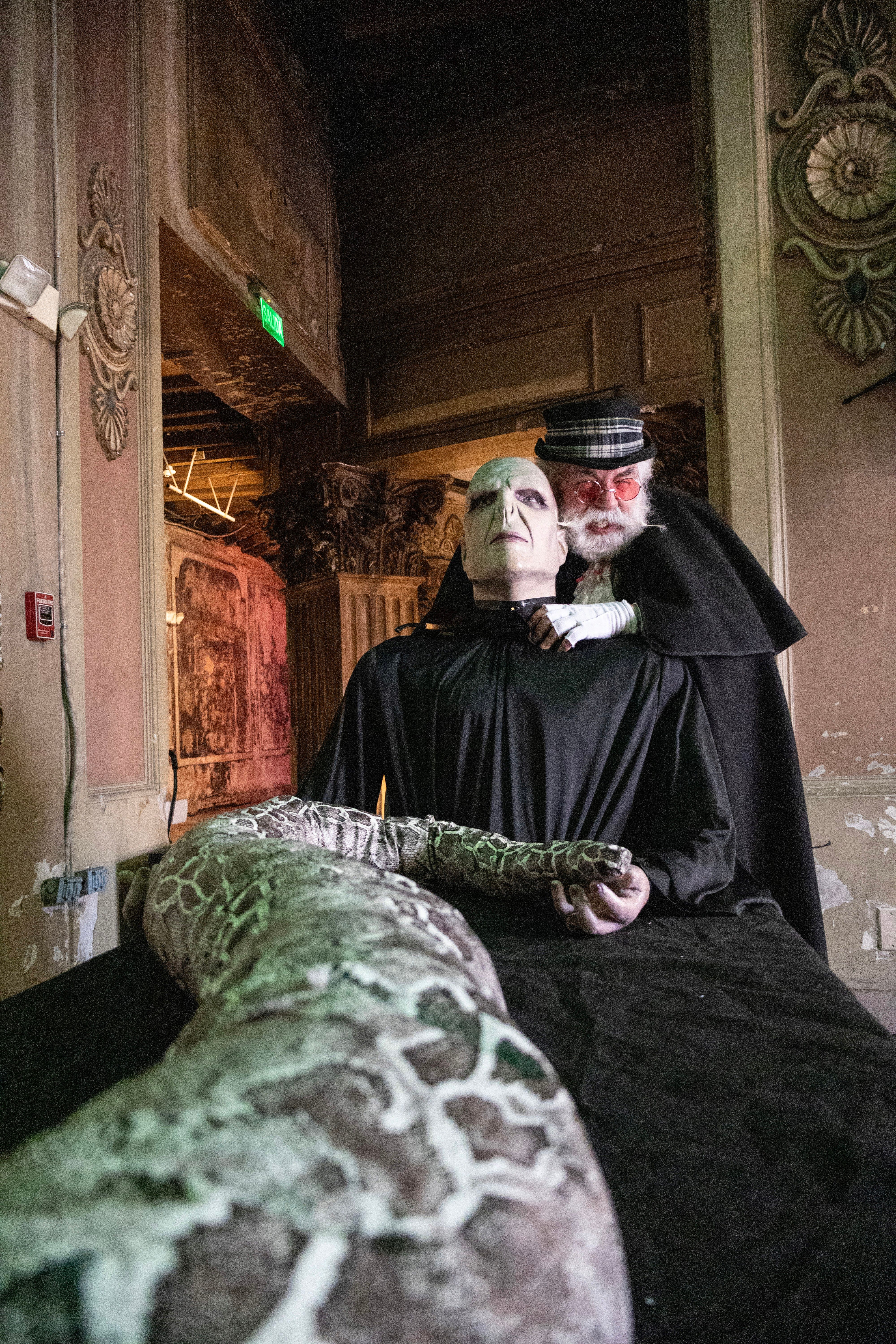 Personajes con máscaras en una escalera