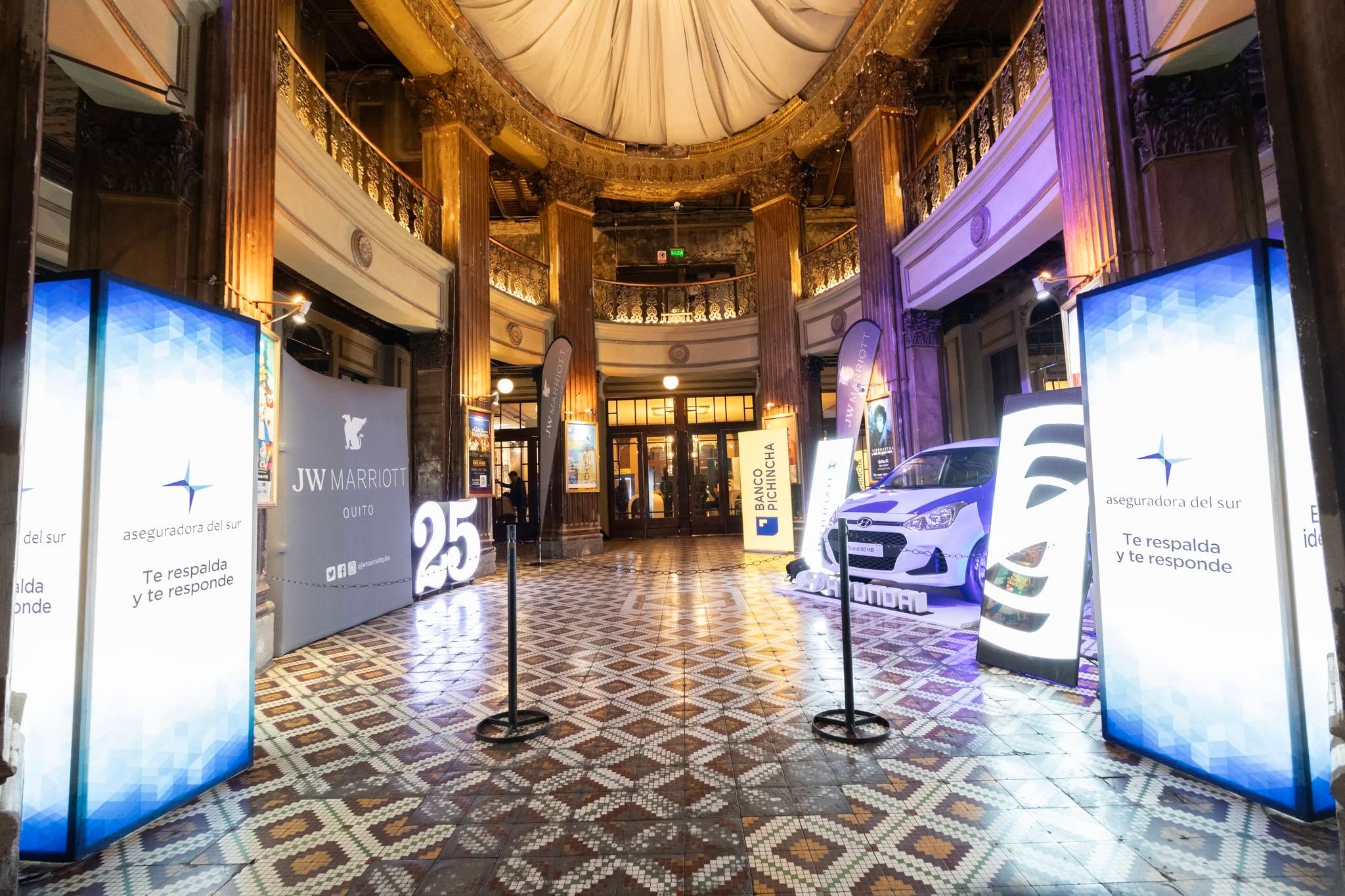 Exhibición con pantallas iluminadas en el vestíbulo
