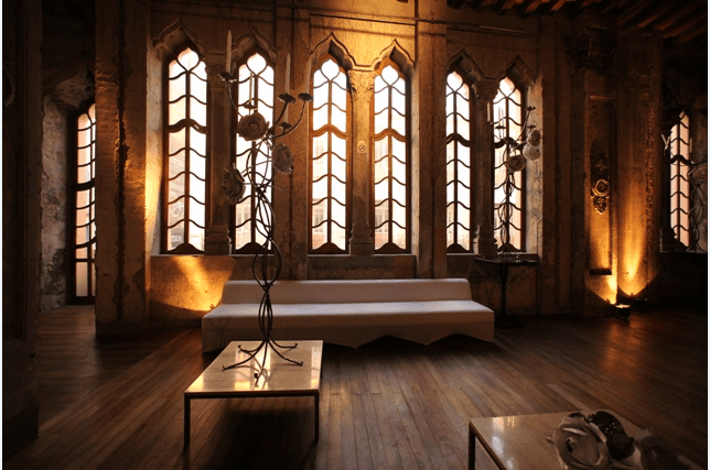 Salón con ventanales en arco y sofás