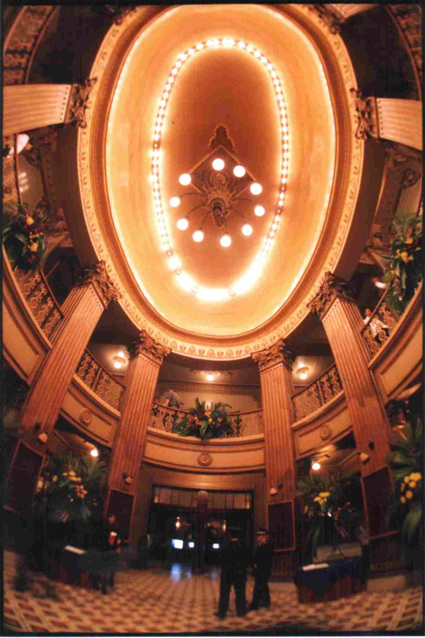 Cúpula iluminada del vestíbulo del Teatro Bolívar